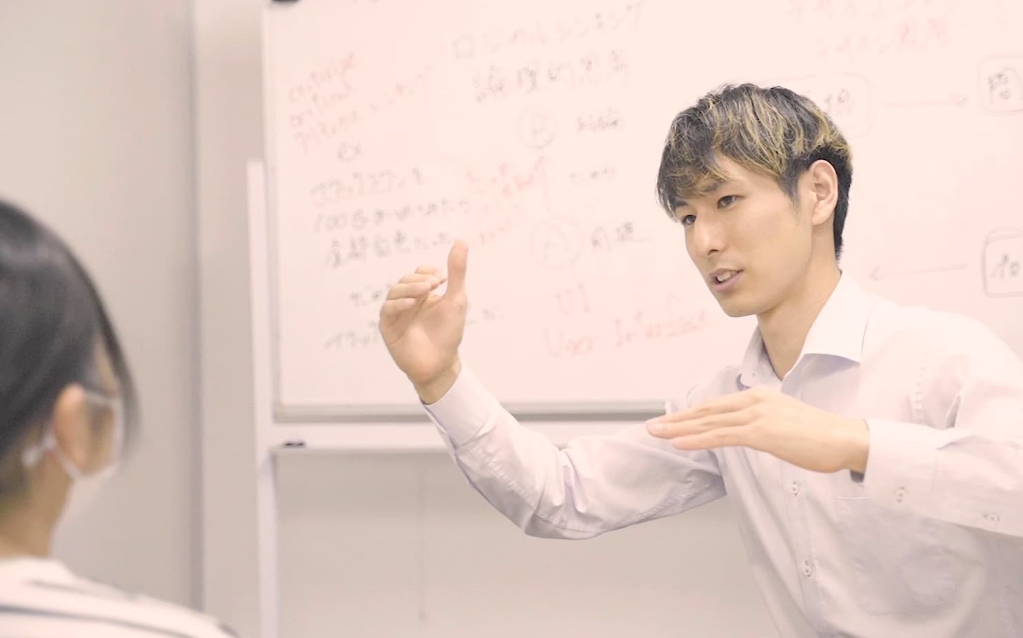 総合学習ラボ オリジナルスクールで、代表が生徒に教えている授業風景