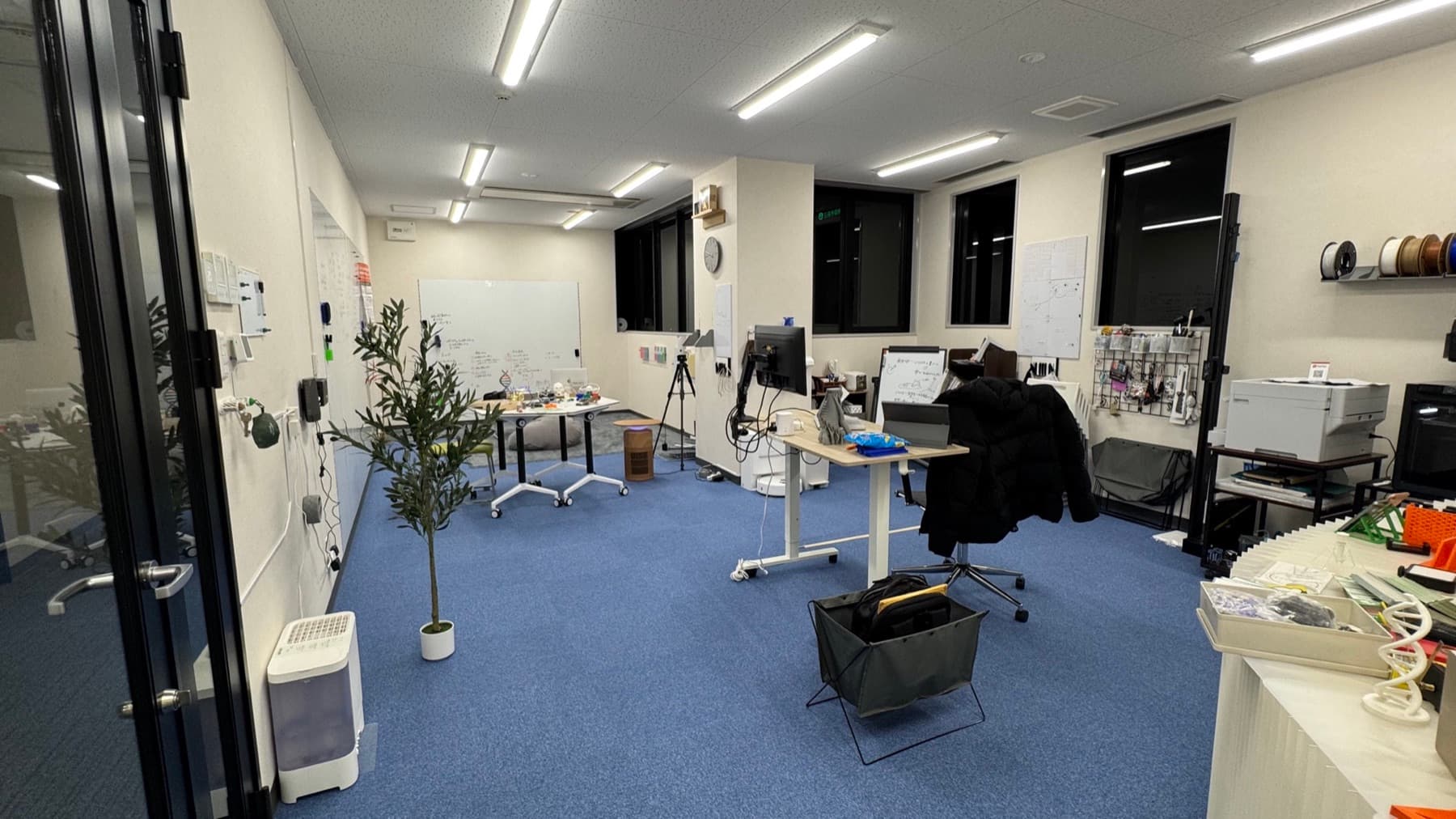 総合学習ラボ オリジナルスクールの室内。作業机と学びの素材が並ぶ